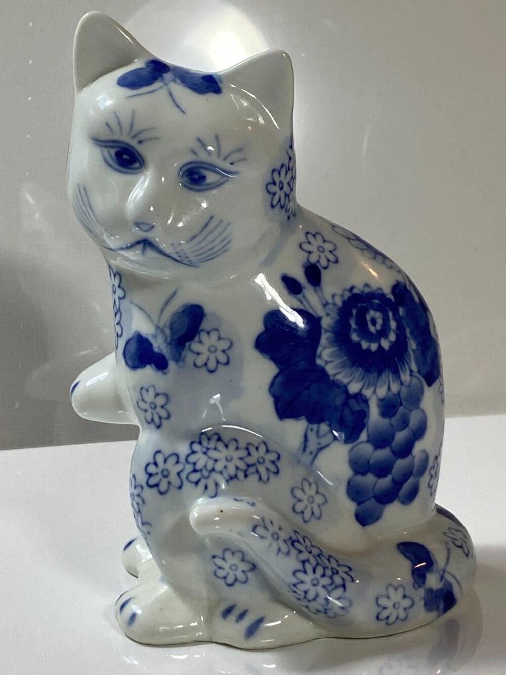 VINTAGE Blue & White Chinoiserie Floral Porcelain Sitting Cat Paw Up Figurine 7"
